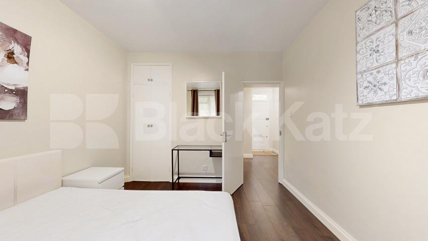 Spacious One Bedroom Flat in Prestigious St Johns Wood by Regents Park Townshend Road, St Johns Wood